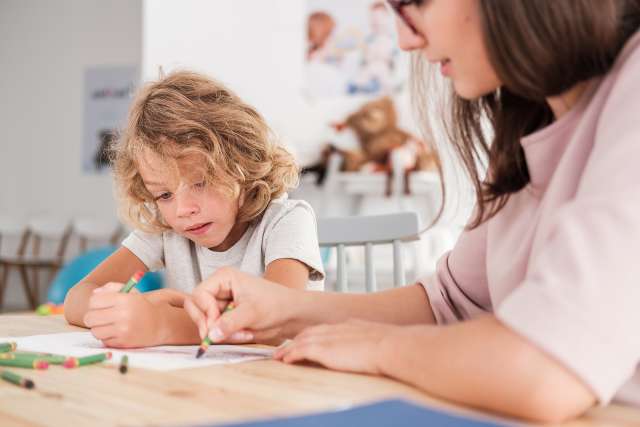 A mom and child color together. This relates to child therapy in St. Louis, MO. Our child therapists offer child therapy in Kansas City, MO.